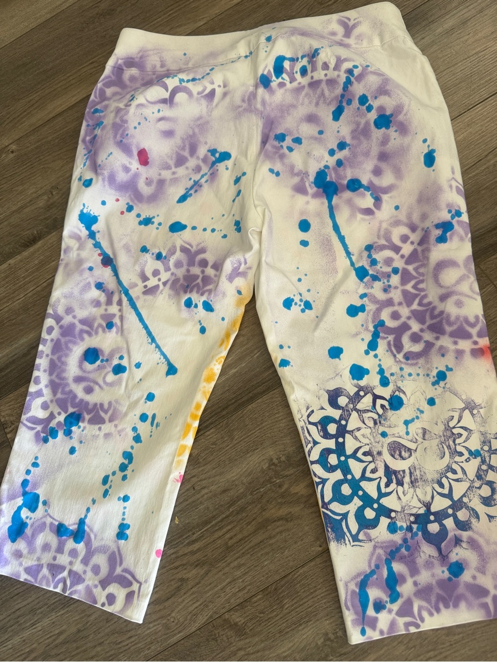 Custom Hand Painted White Capris Size 14 Wearable Artsy - Picture 2 of 13